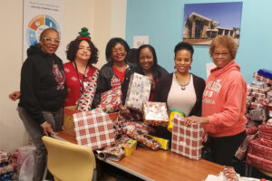 La Dra. Chanelle Calhoun envuelve los regalos con las hermanas Delta Sigma Theta