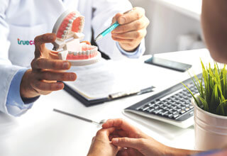 discusión del dentista y el paciente sobre el tratamiento dental planificado en el consultorio de la clínica dental