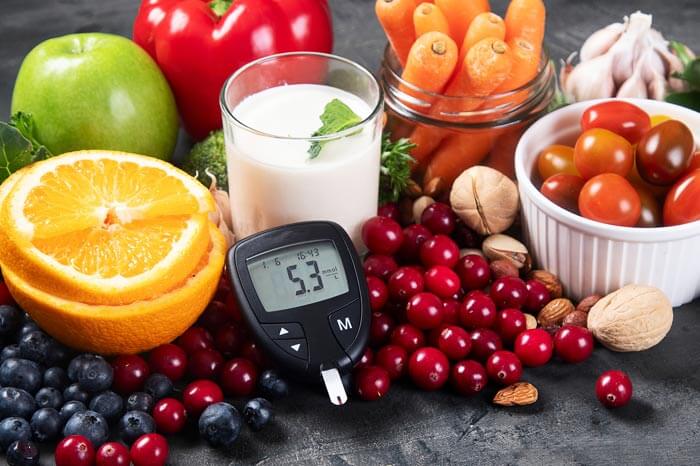 Diabetes y colesterol controlan la dieta y el concepto de nutrición saludable de alimentación, concepto del Día Mundial de la Diabetes. Alimentos sobre fondo negro